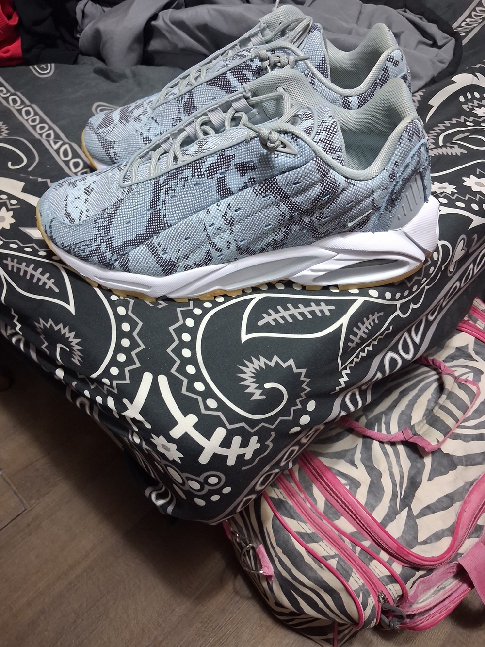 Nike Men's Light Gray Snake-Print Athletic Sneakers
